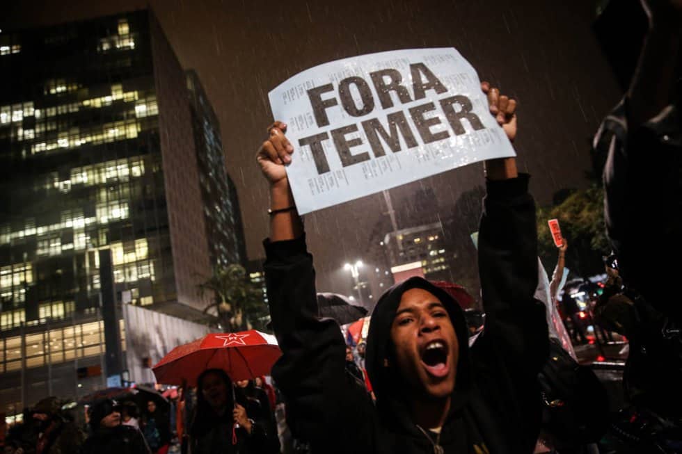 "Вън Темер" е общият лозунг на демонстрациите, залели бразилските градове. Снимка: EFE 
