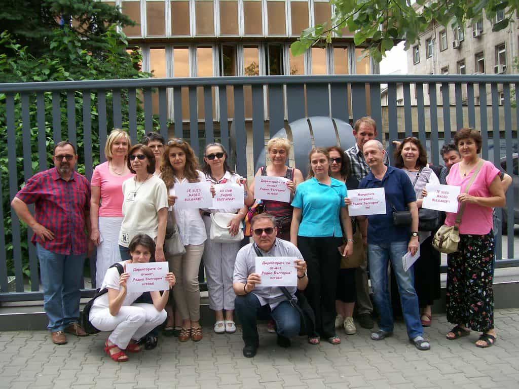 За втори ден работещи в "Радио България" протестираха пред БНР срещу намерението на Александър Велев да го закрие. Снимка: Къдринка Къдринова