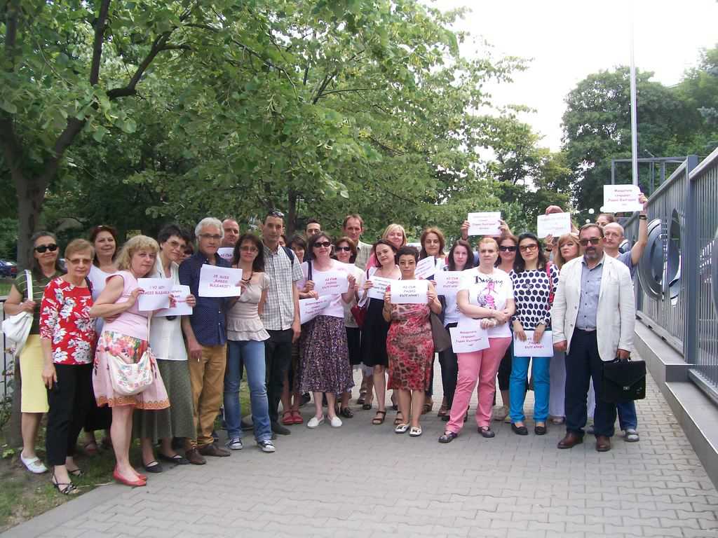 Протестът пред БНР в защита на "Радио България" върви всеки ден от 13 юли. На 16 юли хората бяха особено ентусиазирани от подкрепата от всички висши институции в държавата. Снимка: Къдринка Къдринова