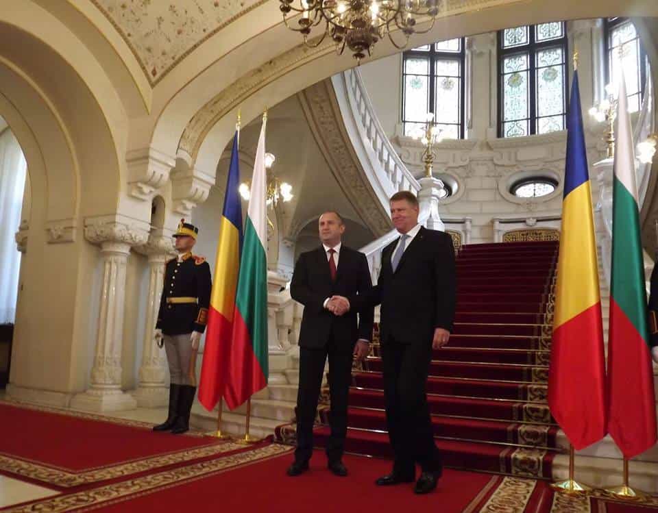 Българският президент Румен Радев и румънският му колега Клаус Йоханис в двореца "Котрочени" в Букурещ. Снимка: Владимир Митев