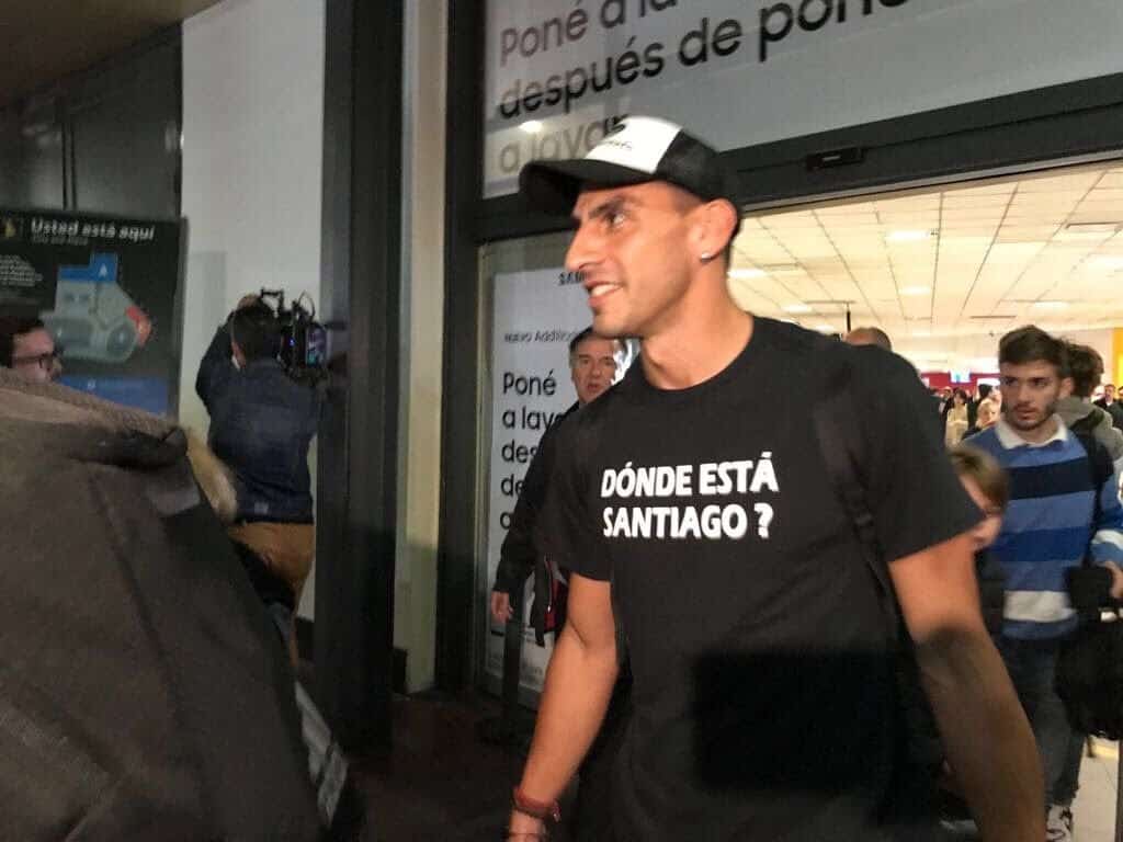 Аржентинската футболна звезда Патон Гусман се появява редовно с тениска с надпис "Къде е Сантяго?". Снимка: Diario Popular