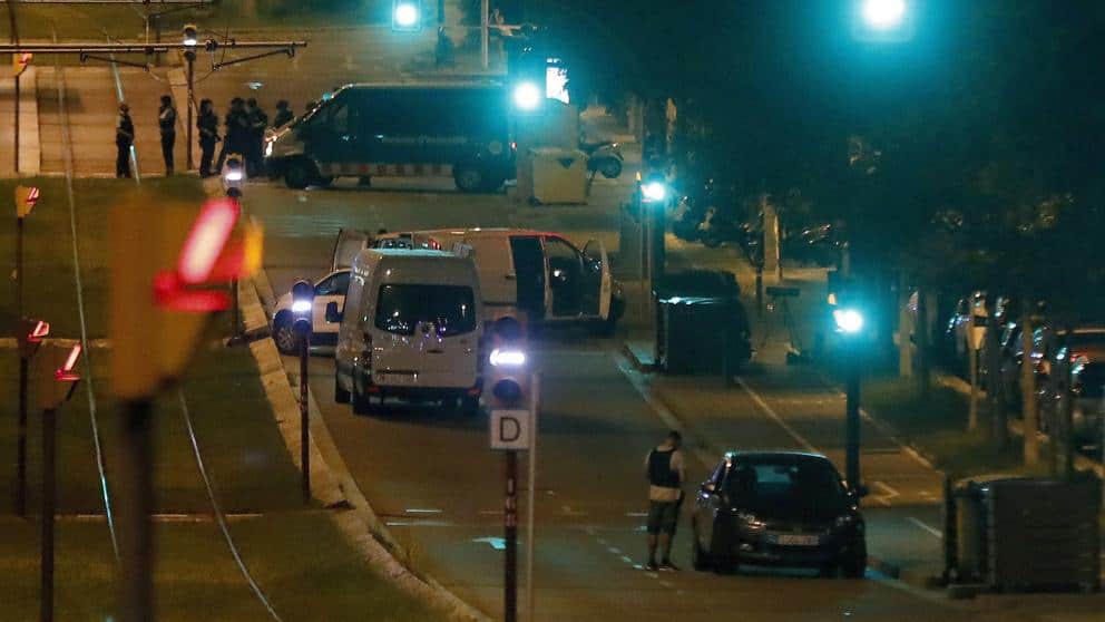 Полицаите се открили в белия форд труп на намушкан с нож 35-годишен испанец. Снимка: EFE