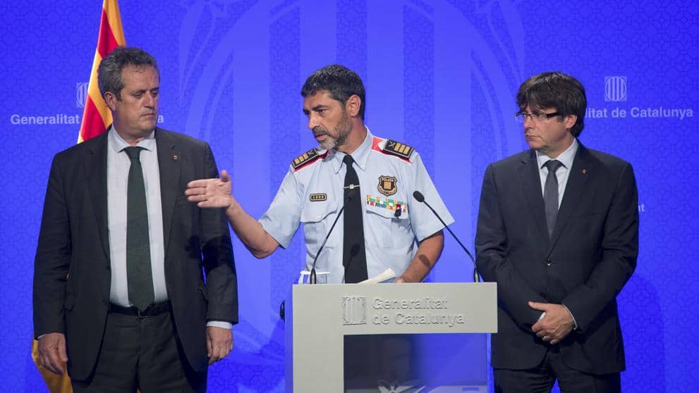 Жозеп Луис Траперо, шеф на каталонската полиция (в средата) по време на брифинг заедно с каталонския премиер Карлес Пучдемон (вдясно) и със съветника по вътрешните работи Жоаким Фолн. Снимка: La Vanguardia