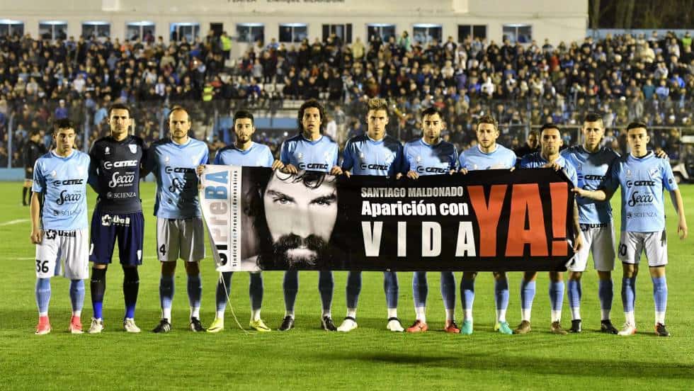 Играчите на аржентинския футболен отбор "Темперлей" излязоха за мача на 27 август срещу "Ривер" с плакат, настояващ "Сантяго Малдонадо да се появи жив най-после". Снимка: TELAM