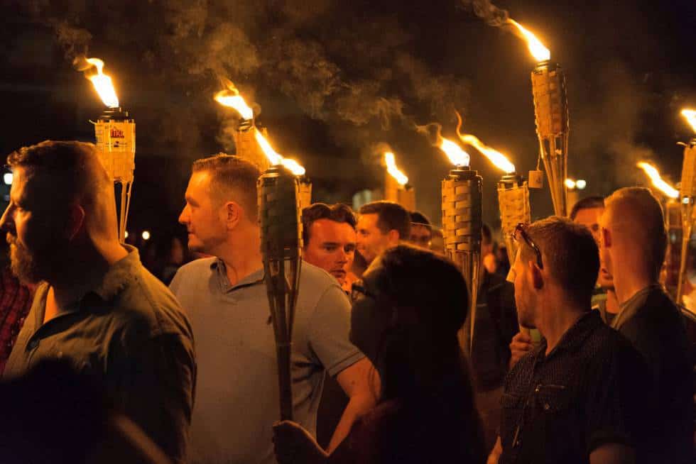 Характерният облик на участниците във факелното шествие в Шарлотсвил не оставя съмнения в убежденията им. Снимка: El Pais