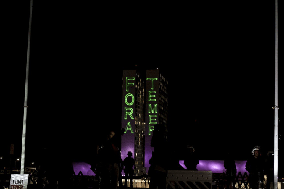Опозиционни депутати уредиха неонови букви да светнат на двете високи парламентарни сгради между залите на двете камари с рефрена „Fora Temer” ("Вън, Темер"). Снимка: Resumen Latinoamericano