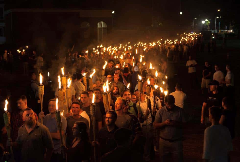 Факелното шествие на крайнодесните из Шарлотсвил–на път към паметника на генерал Робърт Ли. Снимка: El Pais