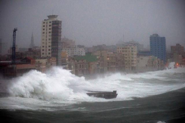 Гигантски вълни заливаха крайбрежния булевард "Малекон" в Хавана, докато "Ирма" вилнееше над Острова на свободата. Снимка: Cubadebate