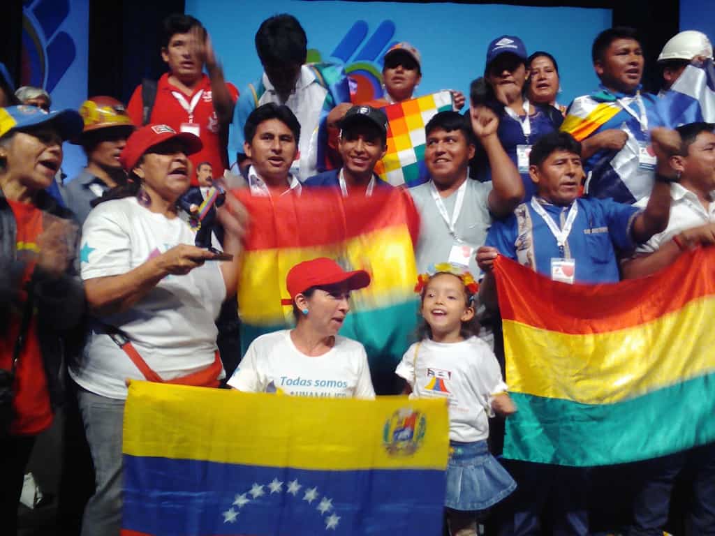 Венесуелски и боливийски делегати по време на откриването на международната среща за солидарност "Всички сме Венесуела". Снимка: Къдринка Къдринова