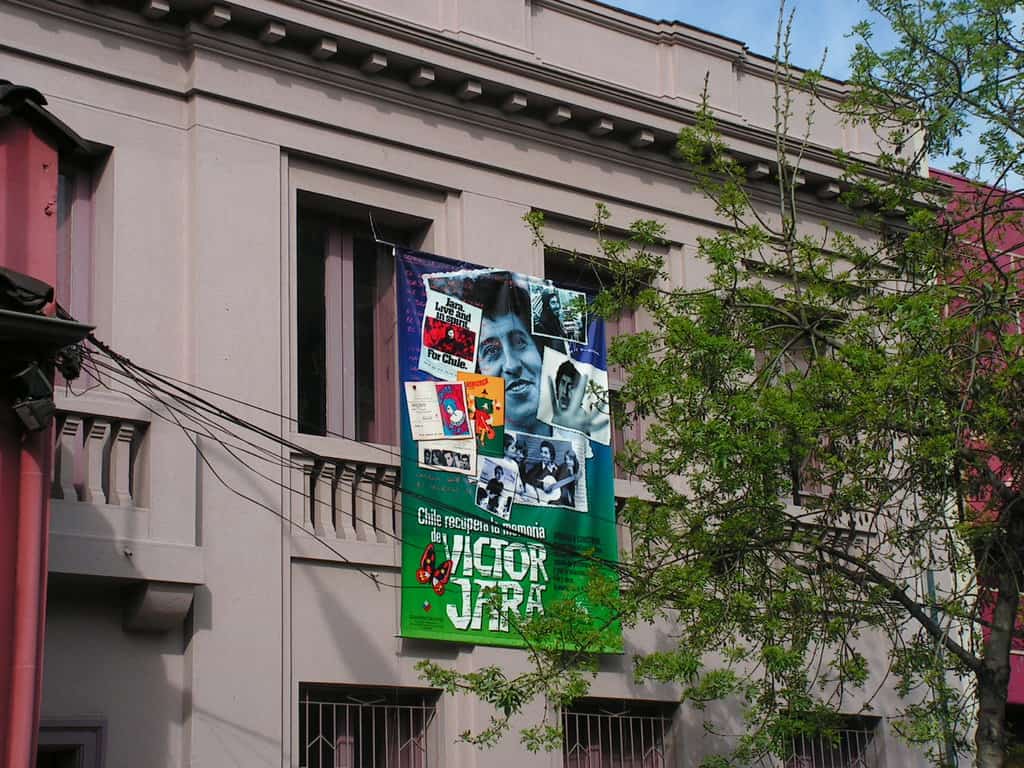 Сградата на Фондация "Виктор Хара" в Сантяго през 2005 г. с плаката на кампанията "Чили възвръща паметта за Виктор Хара". Снимка: Къдринка Къдринова