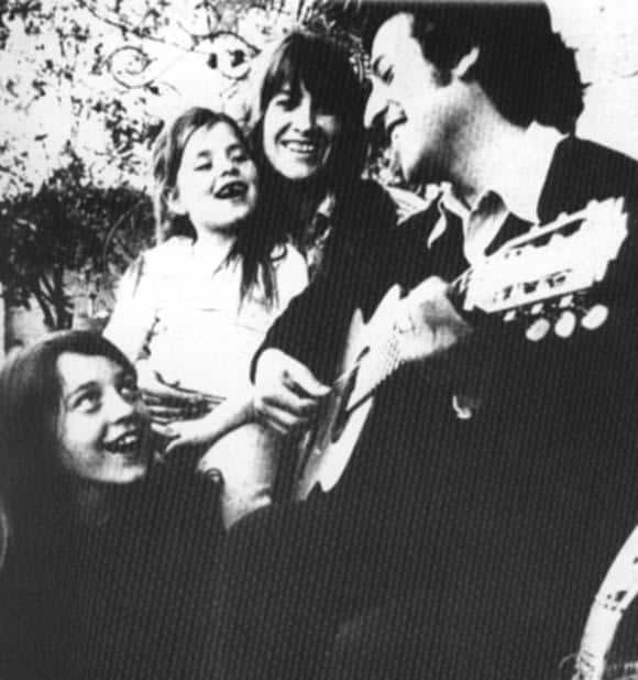 В щастливите семеяйни години с Джоан и дъщеричките Мануела и Аманда. Снимка: Фондация "Виктор Хара