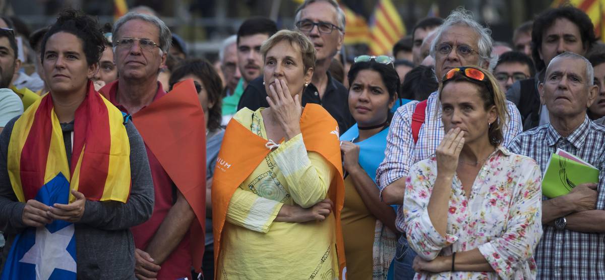 Със същия смут, с който каталунците слушаха речта на Карлес Пучдемон на 10 октомври, днес повечето хора и в Каталуня, и в цяла Испания очакват докъде ще доведе съспенсът между Мадрид и Барселона. Снимка: El Pais