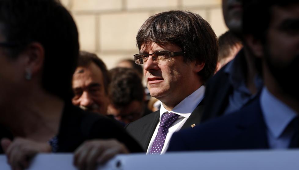 Ръководителят на каталунската автономия Карлес Пучдемон по време на вчерашния протест в Барселона срещу ареста на двама водачи на движението за каталунска независимост. Снимка: La Vanguardia