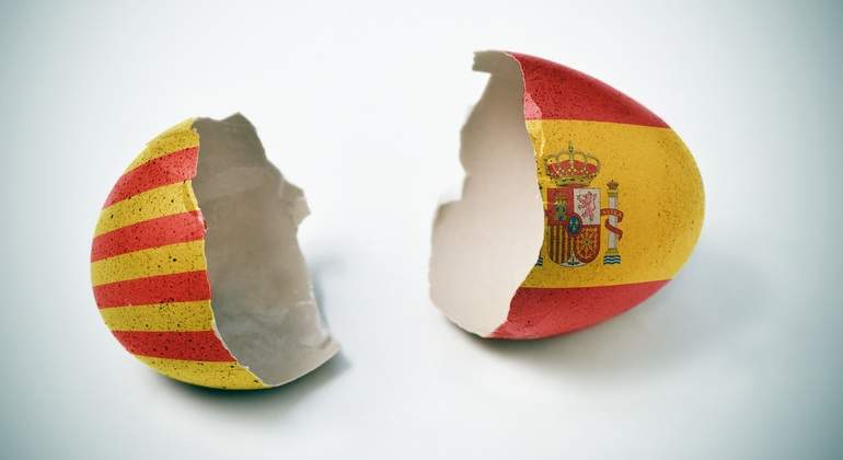Какъв ли "омлет" ще се получи от строшеното заради политически инати яйце на досегашното единение между Каталуня и Испания? Илюстрация: elEconomista.es