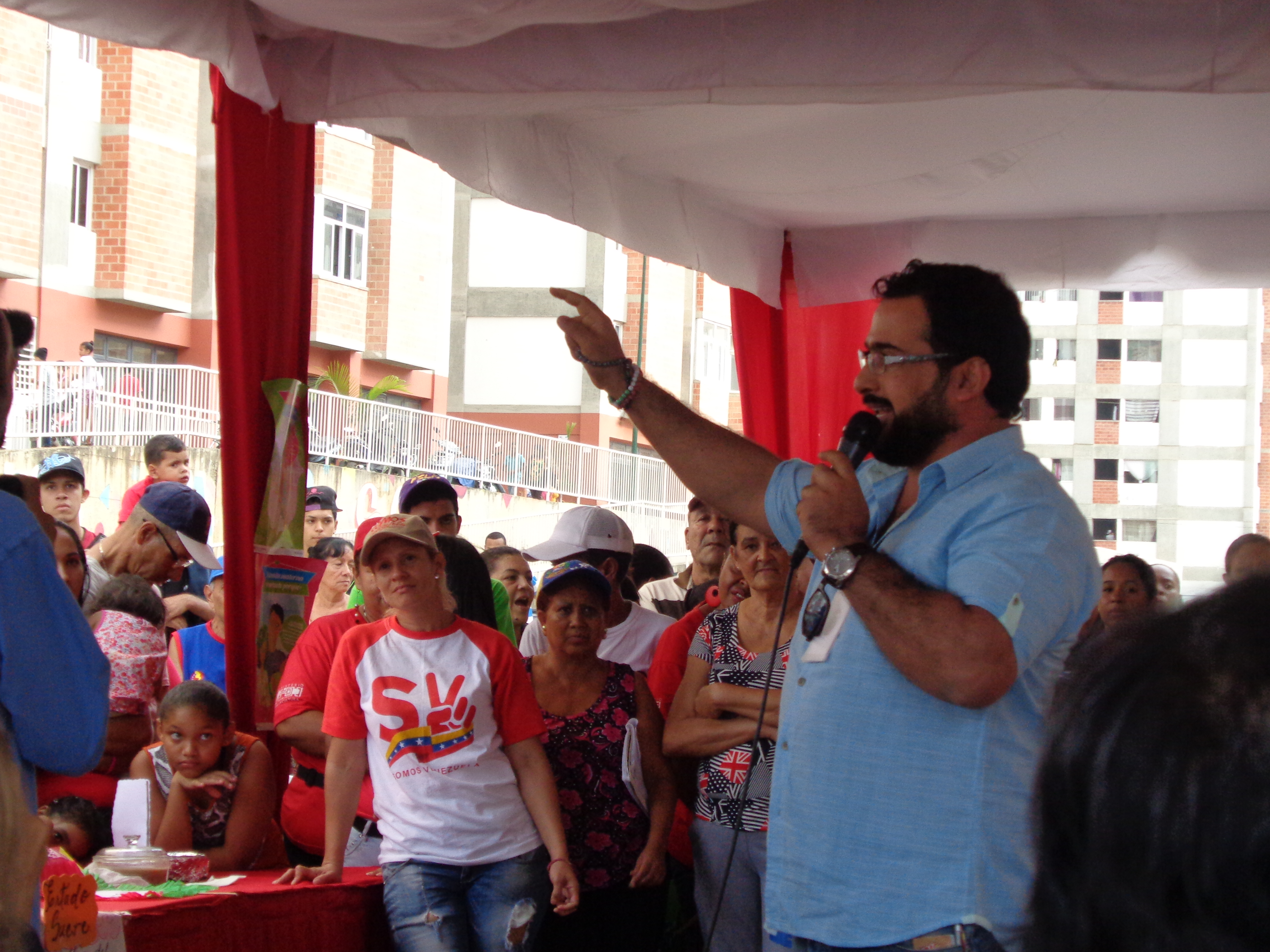 Мунтазар говори пред жители на нов квартал в Каракас, построен по социална програма на венесуелското правителство за най-нуждаещите. Там го посрещнаха като герой. Снимка: Къдринка Къдринова