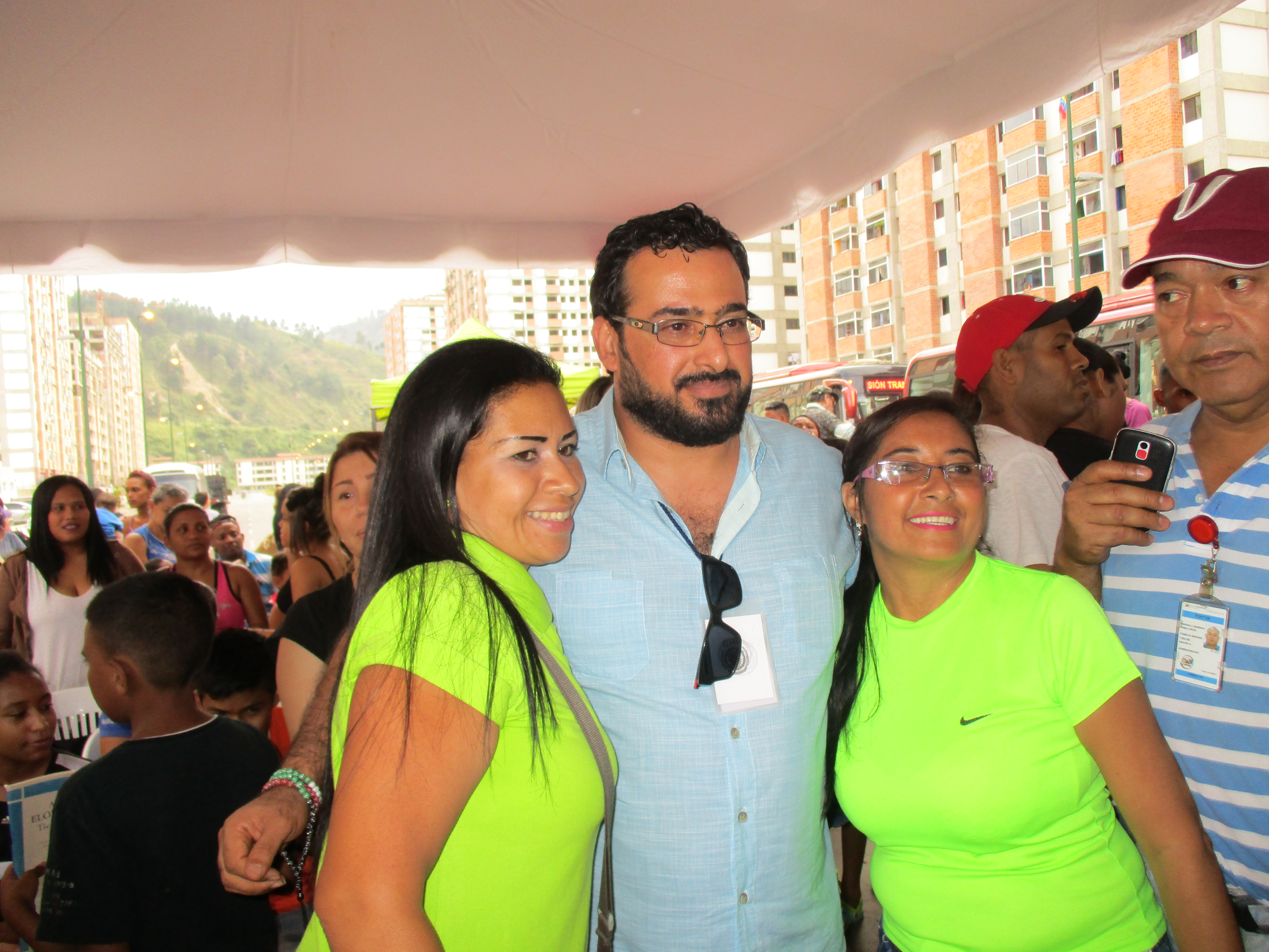 Венесуелките се редяха на опашка, за да се снимат с Мунтазар. Снимка: Къдринка Къдринова