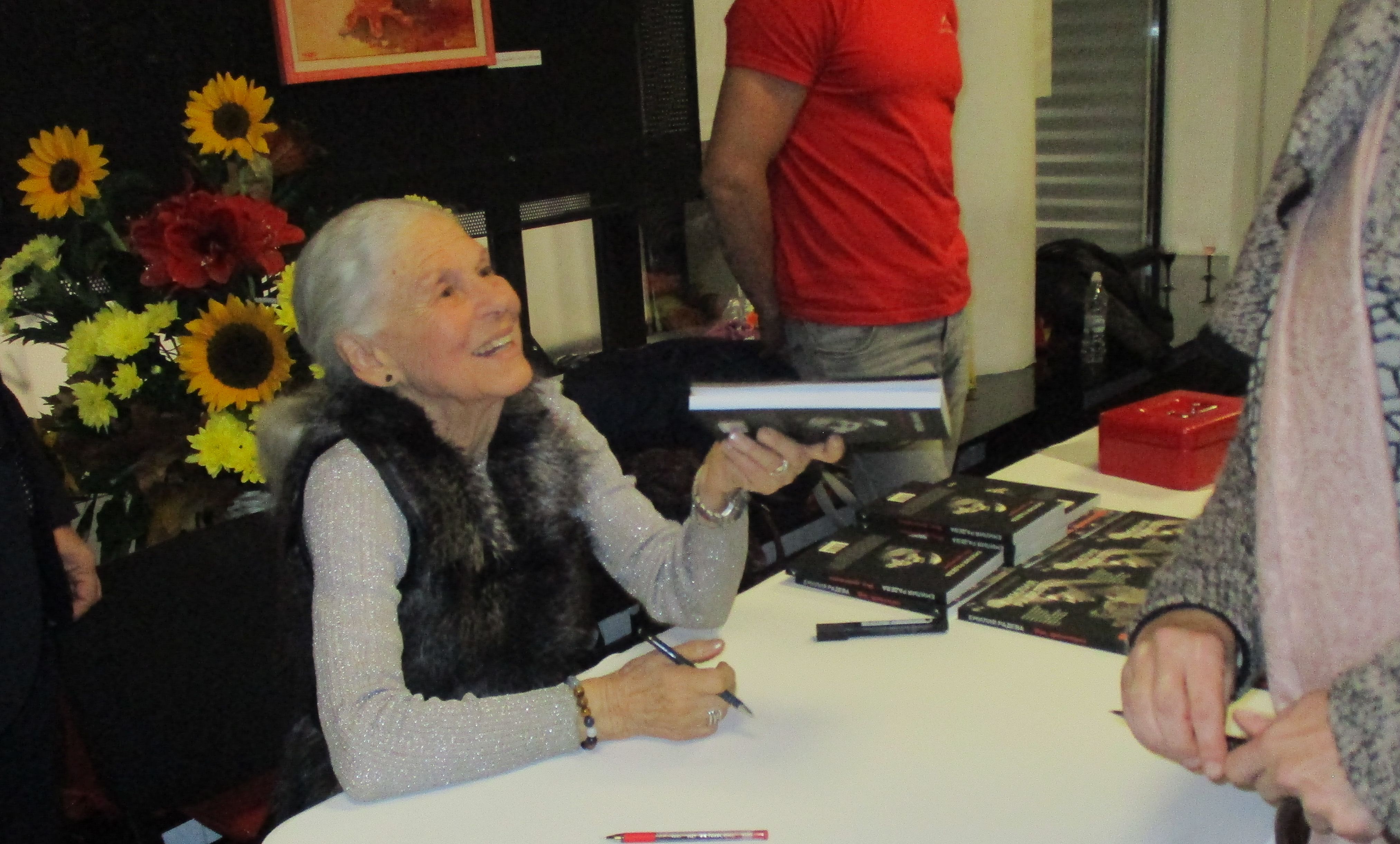 Емилия Радева раздаде автографи и усмивки на читатели и почитатели във фоайето на кино "Одеон". Снимка: Къдринка Къдринова