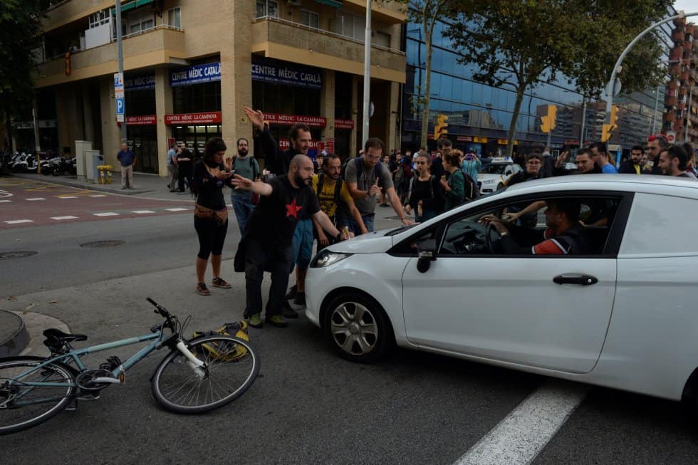 Протестиращи спират колите да преминават по "Гран Виа" в Барселона. Снимка: El Pais