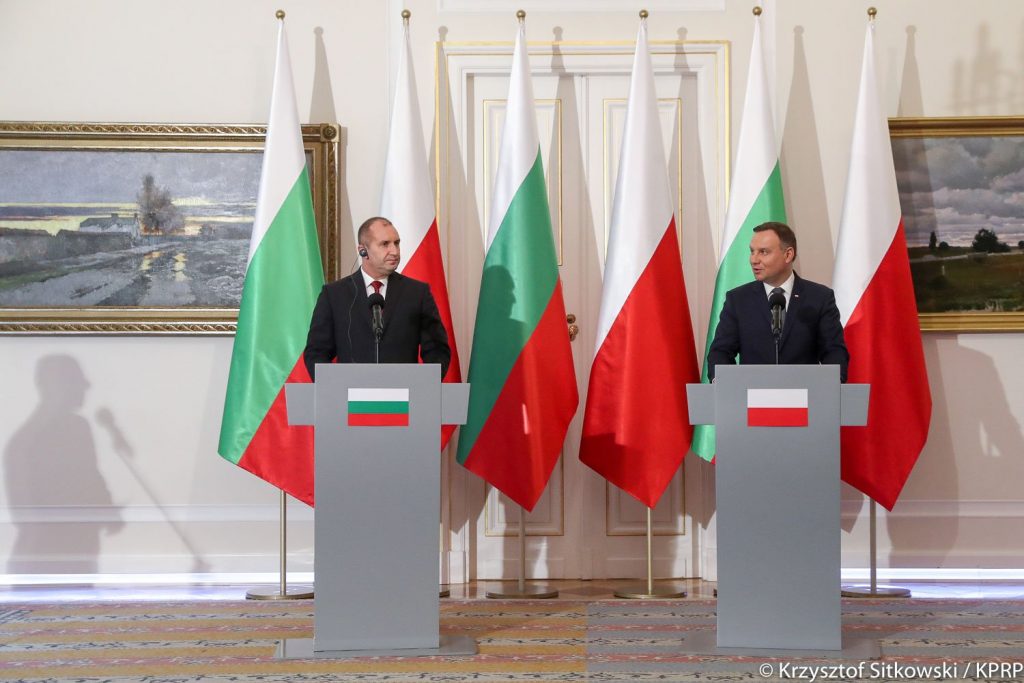 Румен Радев и Анджей Дуда на съвменстна пресконференция по време на посещението на българския президент във Варшава на 5.10.2017 г. Източник: Twitter -- https://goo.gl/3g2gKT