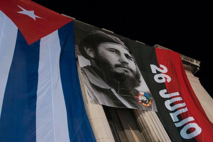 По време на гала-вечерта в памет на Команданте ен Хефе по колонадите на Хаванския имаше портрети на Фидел, национални знамена на Куба и знамена на Движението "26 юли. Снимка: Prensa Latina