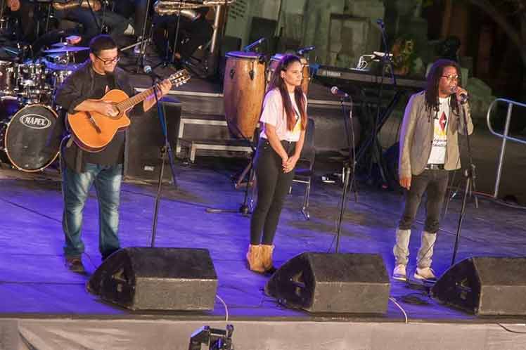 Популярните певци Раул Торес, Ани Гарсес и Едуардо Соса (отдясно наляво) изпълниха станалата хит песен в памет на Фидел, написана преди година от Раул Торес. Снимка: Prensa Latina