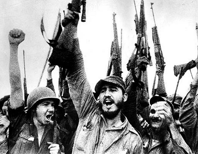 Фидел и Раул Кастро заедно с кубински бойци при победата над наемническия десант на Плая Хирон. Снимка: Granma