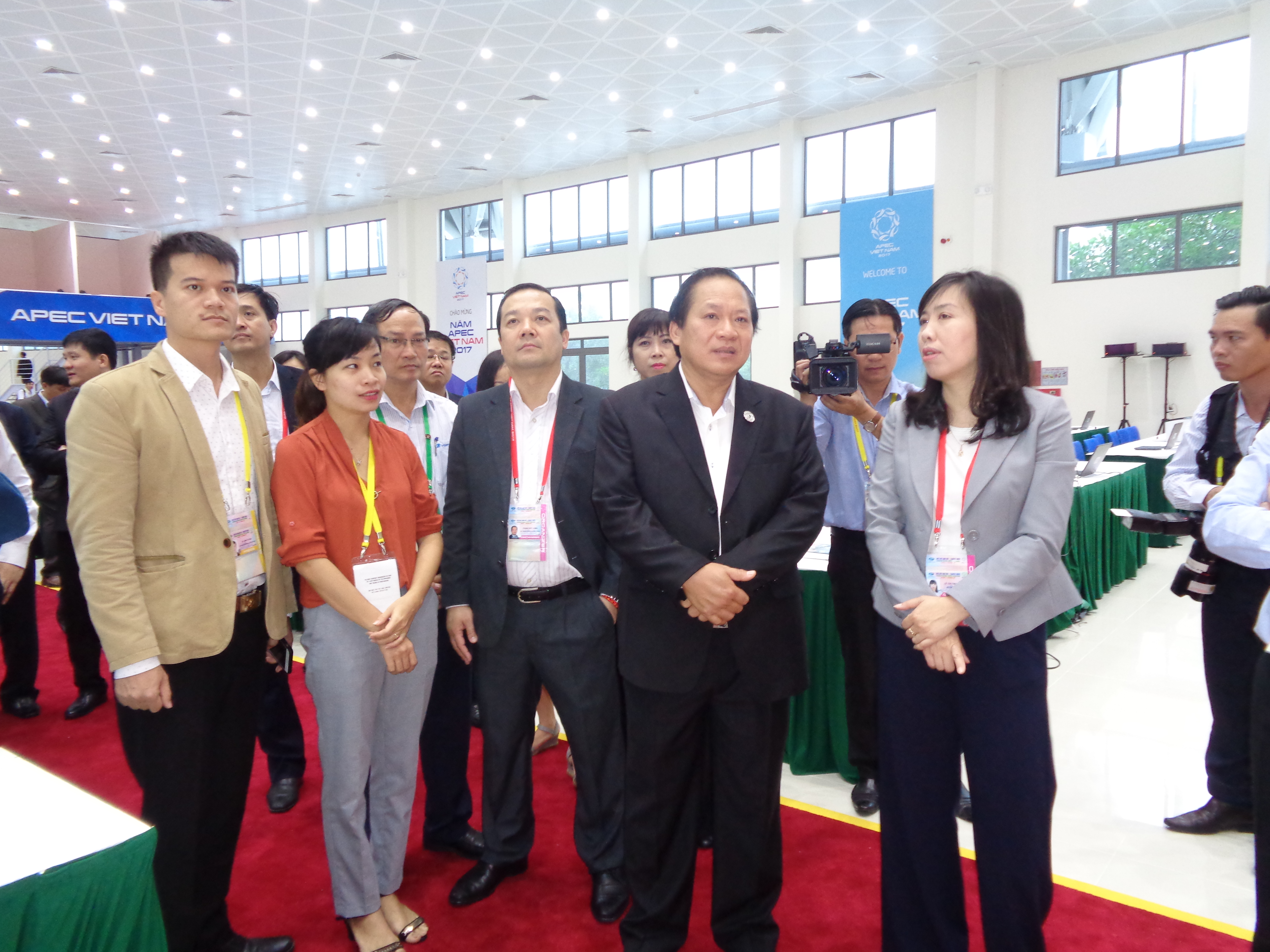 Докато заедно с екипа си оглеждаше готовността на пресцентъра за работа министърът на информацията на Виетнам Чуонг Мин Туан (в срдата) отговори и на въпроси на "Барикада". Снимка: Къдринка Къдринова