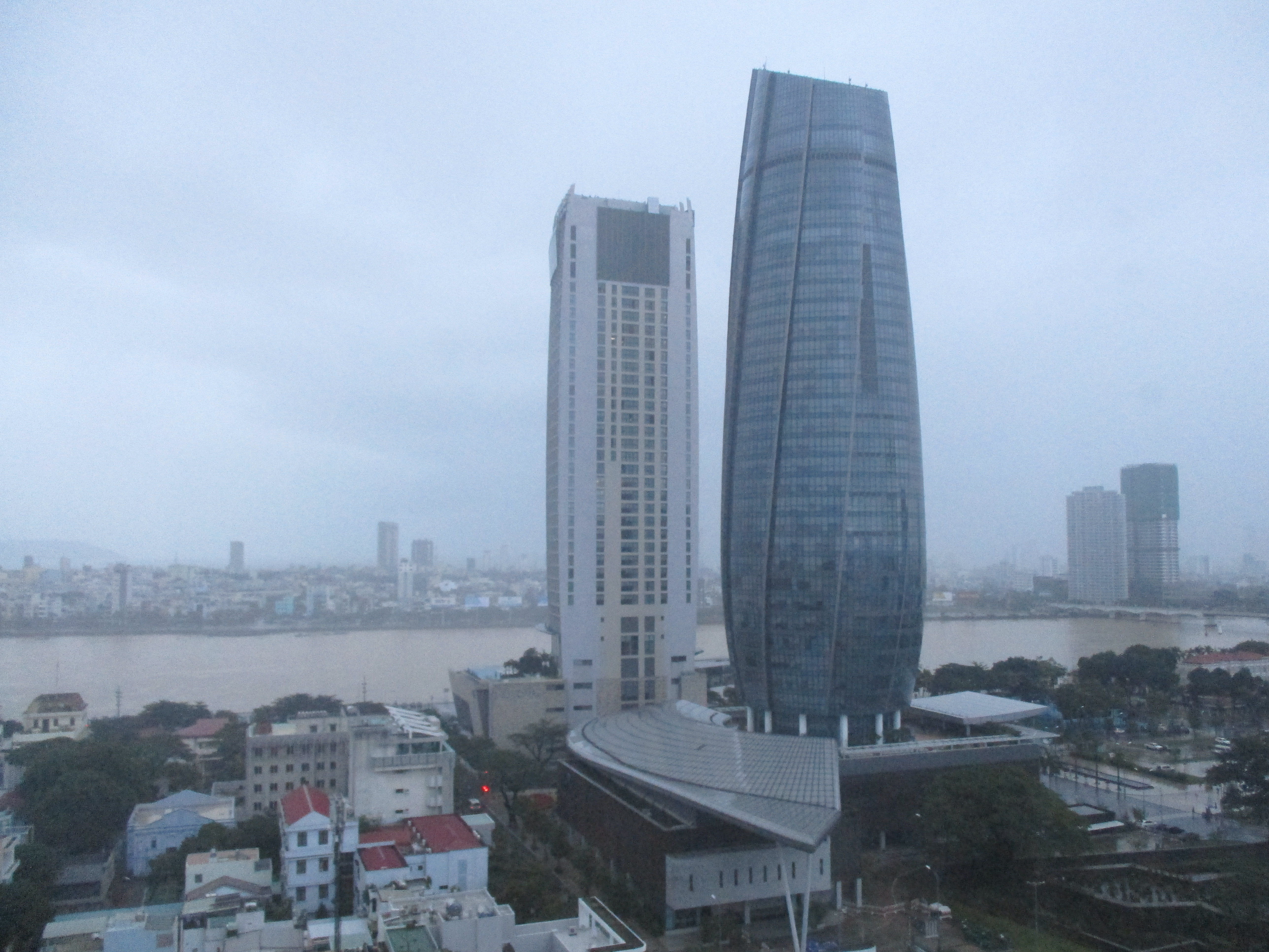 Тази гледка се отваря пред прозореца на хотела ми в Да Нанг–десният небостъргач е подслонил градската управа. Снимка: Къдринка Къдринова