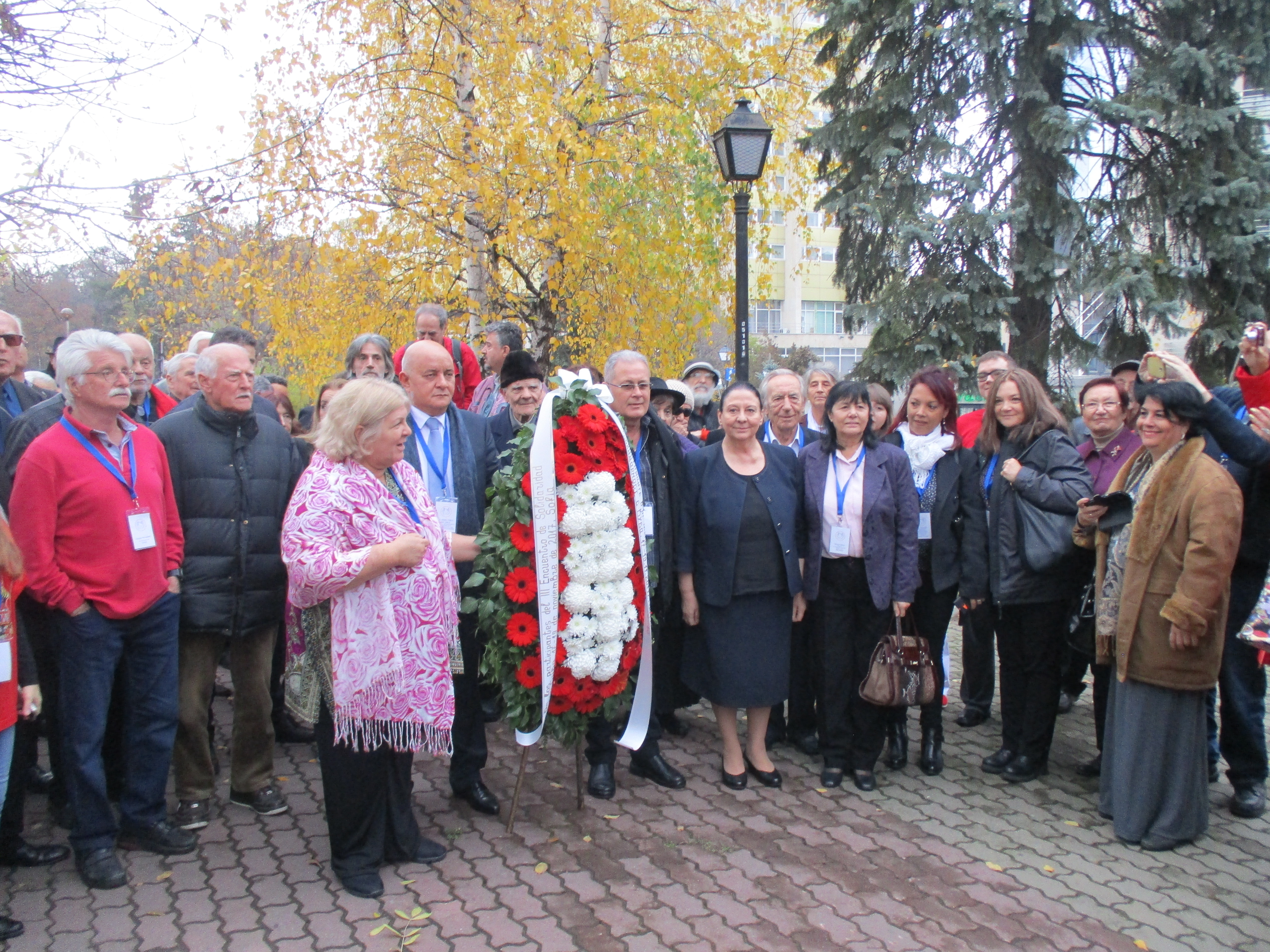 Участниците във форума поднесоха венец пред паметника на Хосе Марти. Снимка: Къдринка Къдринова