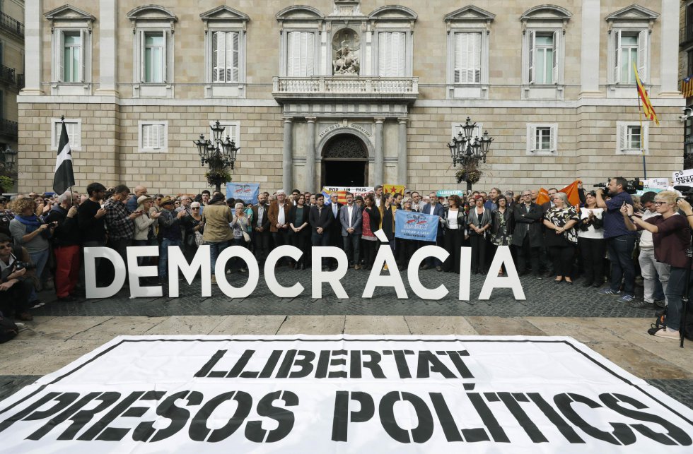 Още часове преди от Мадрид да дойде вестта за изпращане в затвора на каталунското правителство, кметицата на Барселона Ада Колау участва заедно с други ръководни дейци в демонстрация в защита на демокрацията и против задържането на политическите затворници, състояла се пред сградата на каталунския парламент. Снимка: El Pais