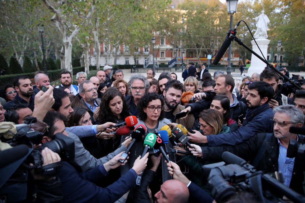 Марта Ровира говори просълзена пред медиите на площада пред Националното следствие в Мадрид, след като бе оповестено решението за изпращане на каталунското правителство в затвора. Снимка: El Pais