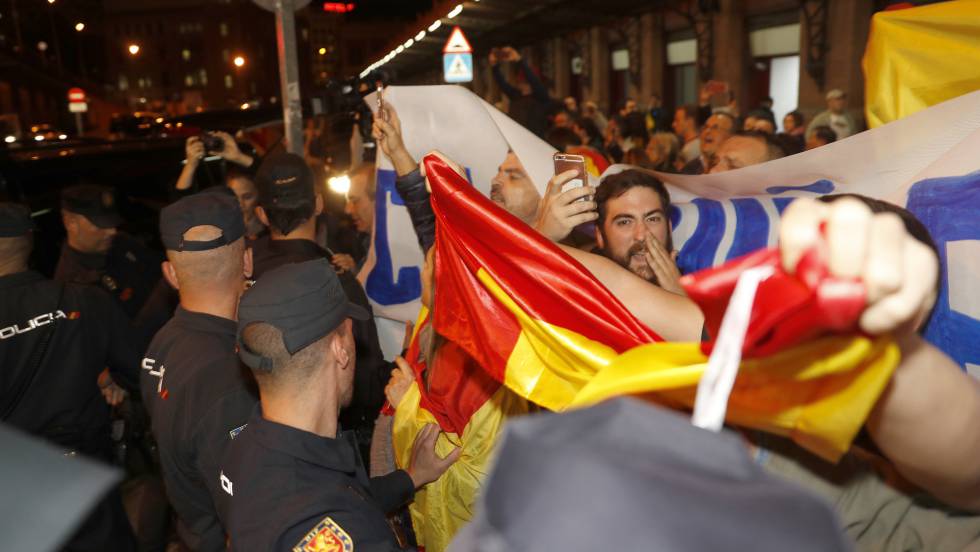 Агитка от ултраси пресрещна снощи на гара "Аточа" пристигащите за показания в Мадрид каталунски ръководители. Снимка: El Pais