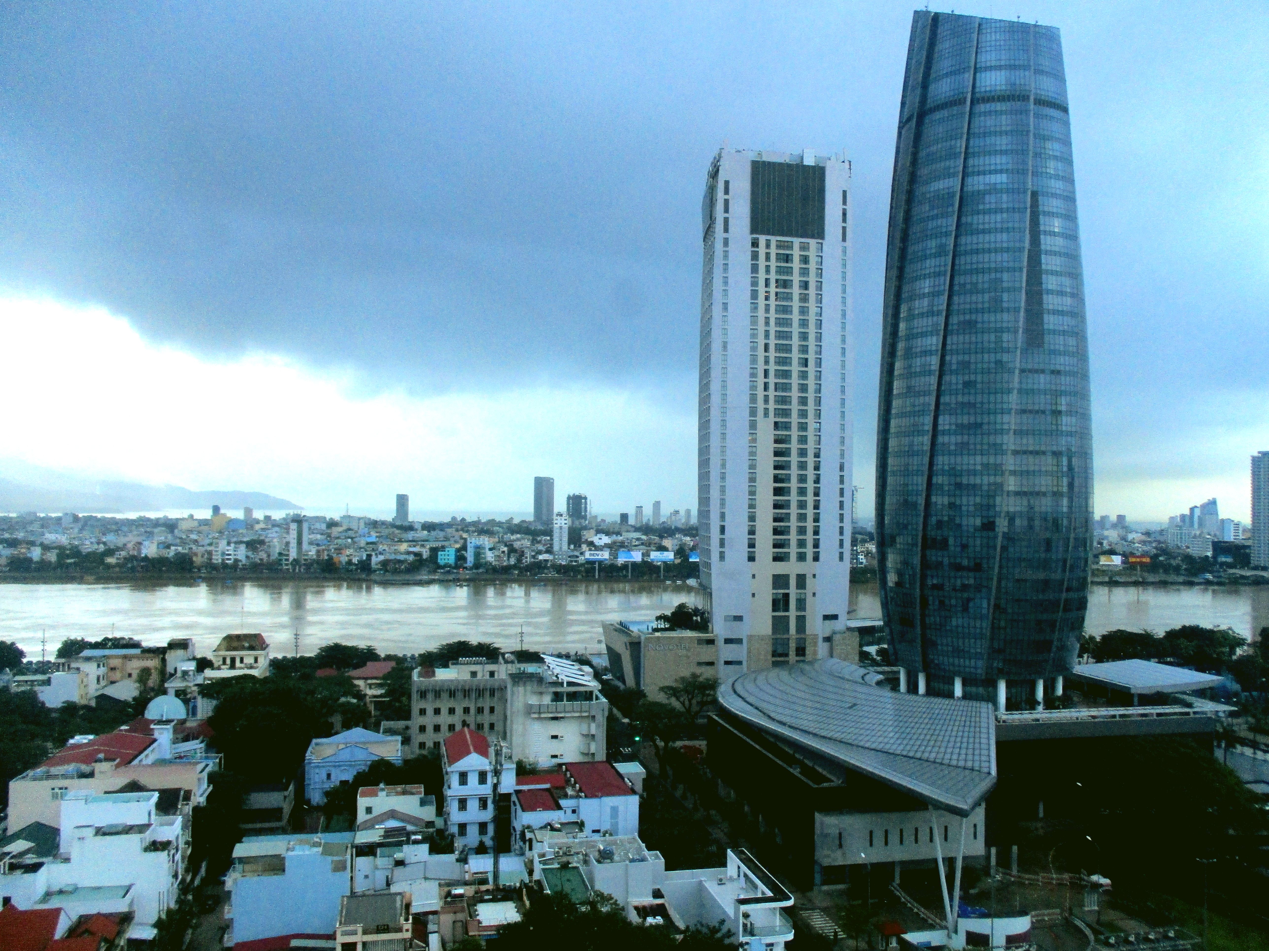 Такава гледка към Да Нанг се откриваше от хотелския ми прозорец на 14-ия етаж–отпред е реката Хан, а в далечината се вижда и Източно море. По-десният от небостъргачите е централата на градската управа, а до него е "Новотел Да Нанг". Снимка: Къдринка Къдринова