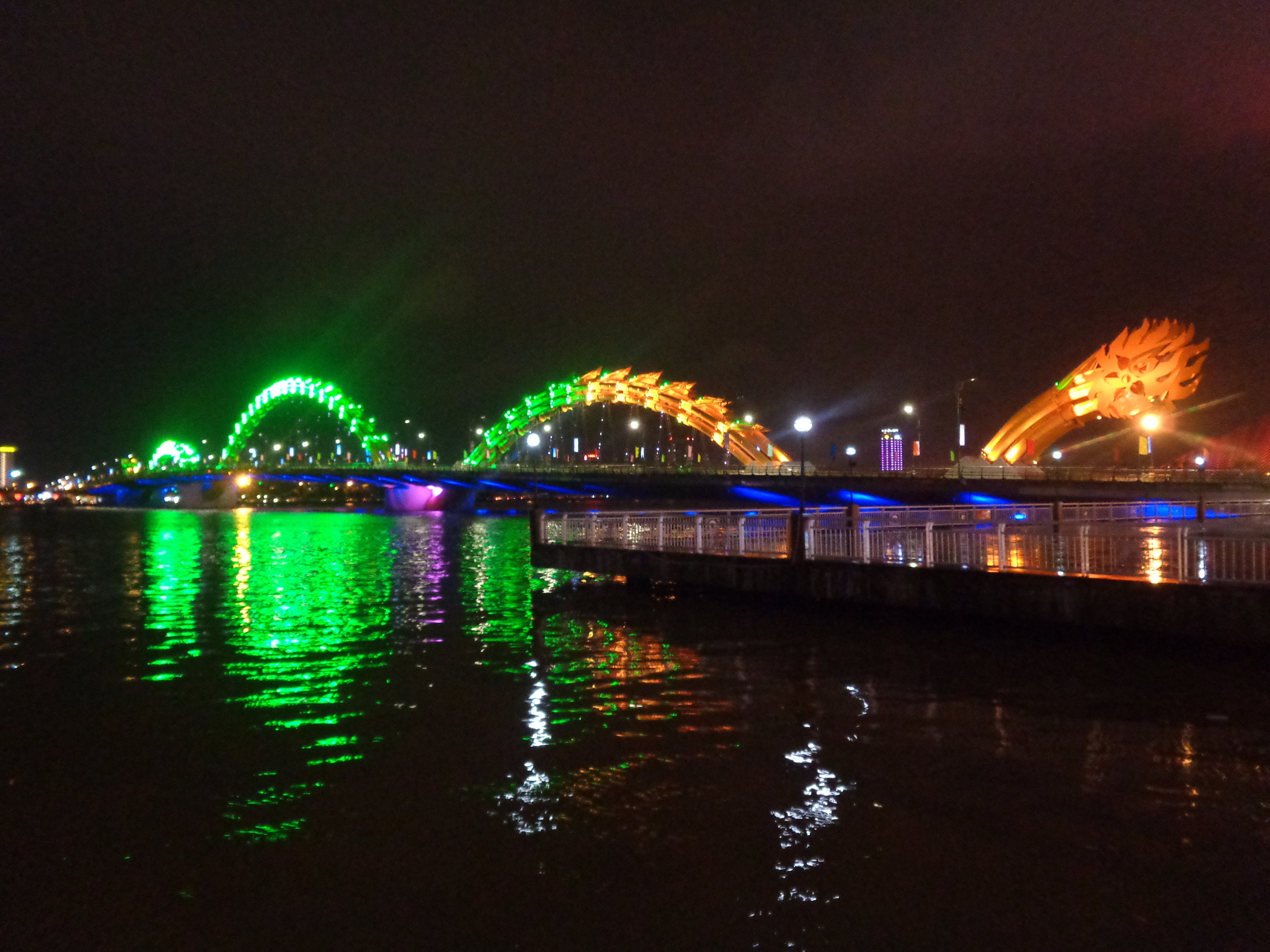 Така изглежда мостът-дракон вечер–осветен в преливащи се цветове. Снимка: Къдринка Къдринова