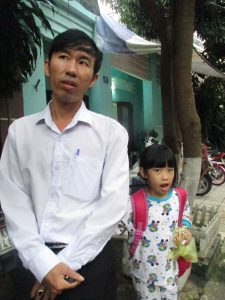 Ле Ван Чен, брат на загиналия моряк, заедно с една от дъщеричките си. Снимка: Къдринка Къдринова