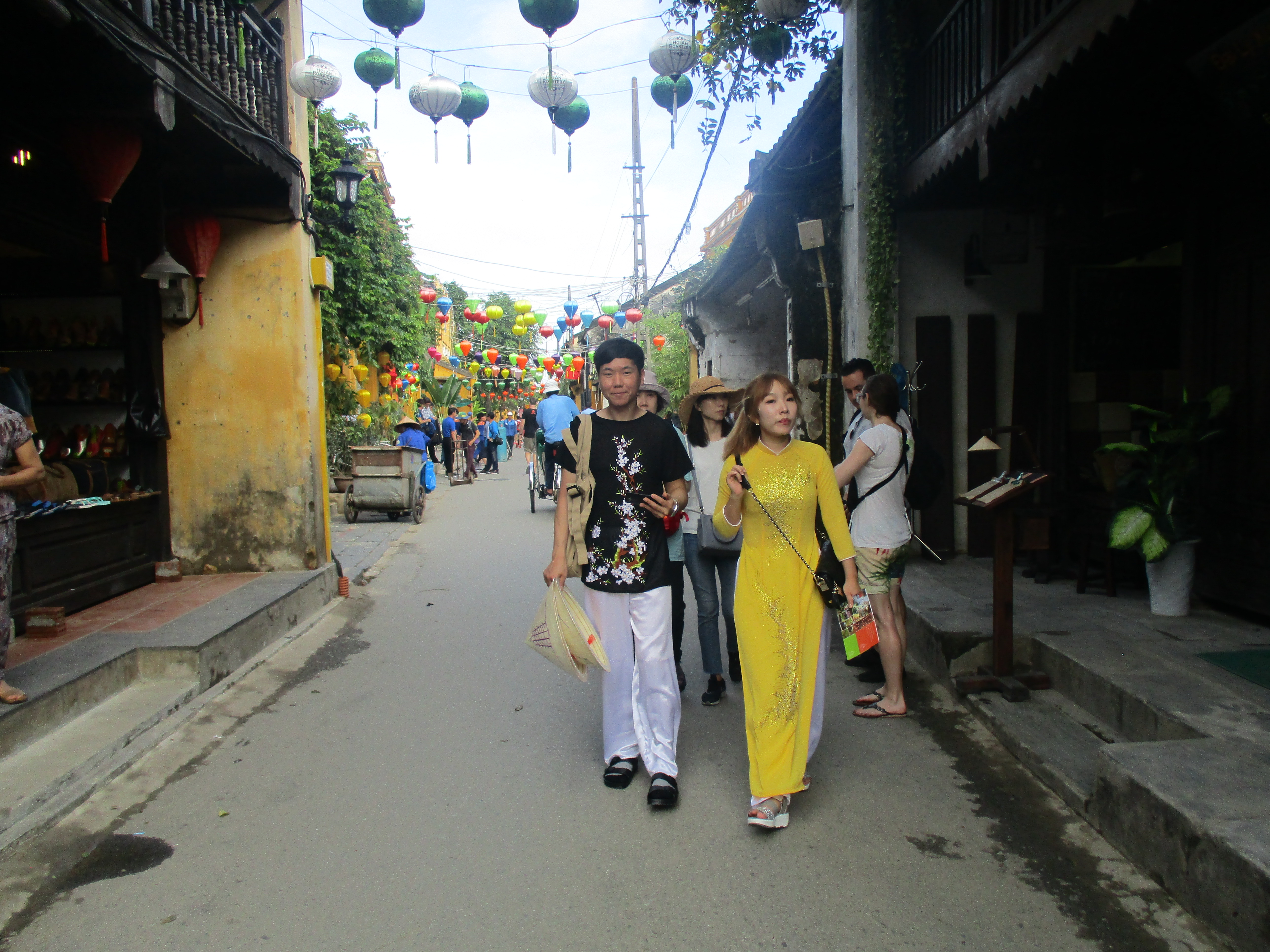 Южнокорейски туристи в традиционни виетнамски одежди, закупени по време на разходката им из в Хой Ан. Снимка: Къдринка Къдринона