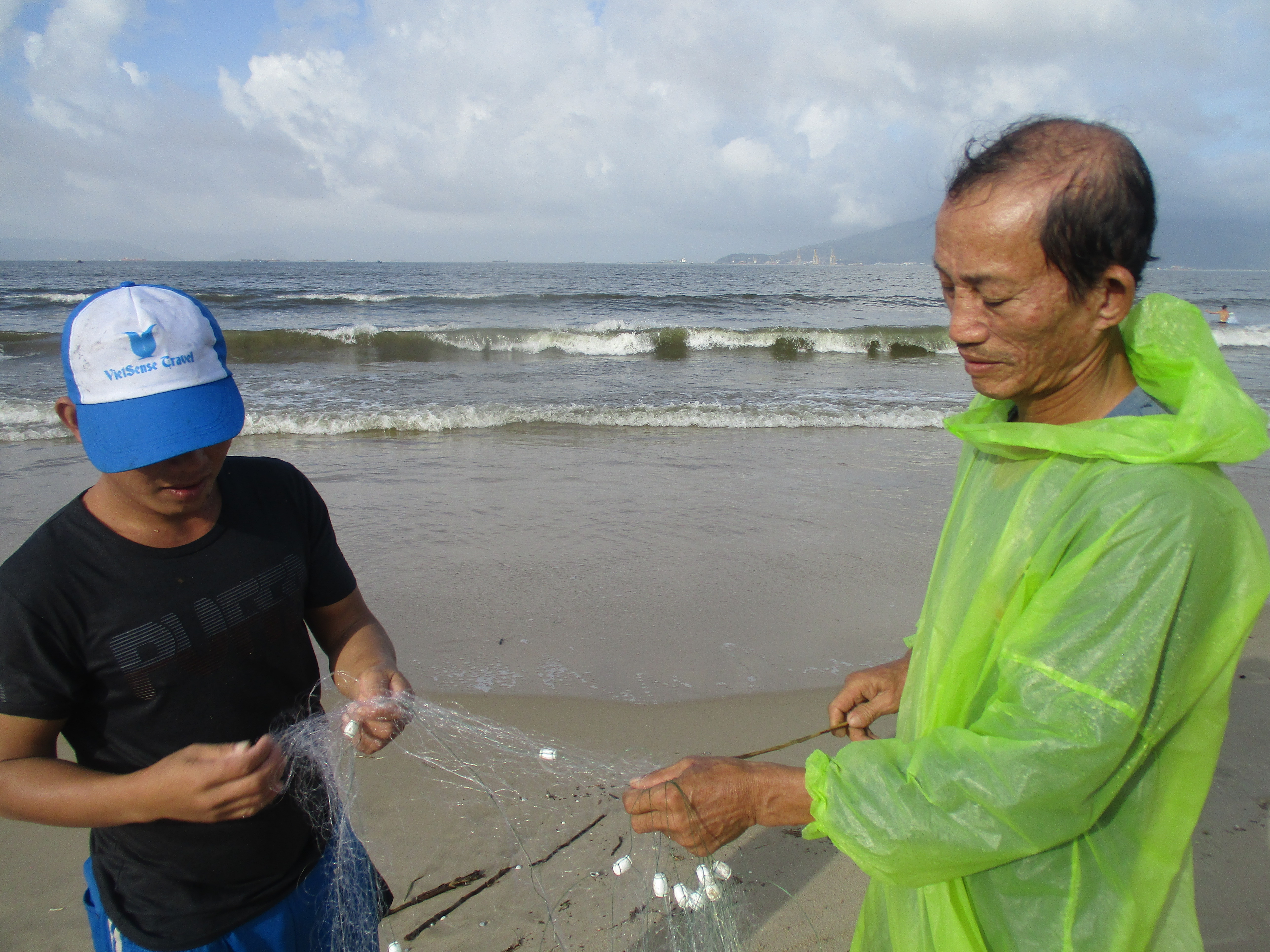 Дядо и внук рибари прибират мрежите си на брега на Източно море край Да Нанг. Сничка: Къдринка Къдринова