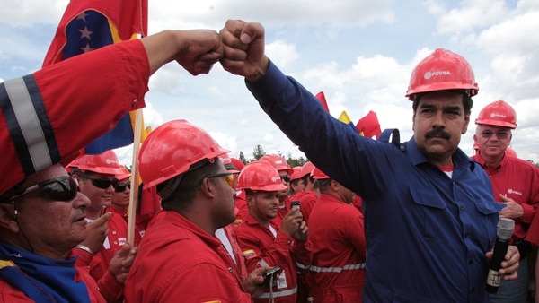 Венесуелският президент Николас Мадуро сред работници от държавната петролна компания PDVSA. Снимка: infobae