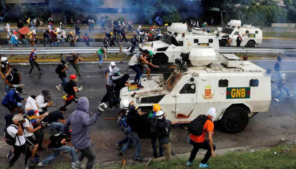 Демонстранти атакуват коли на Боливарската национална гвардия през май 2017 г.