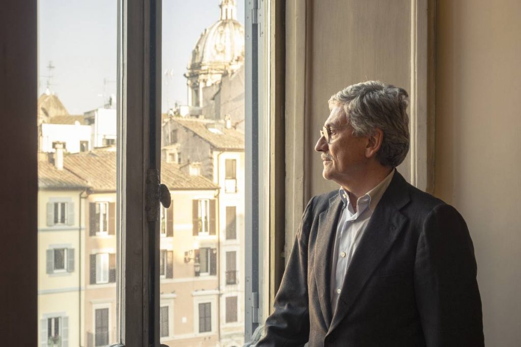 Масимо Д'Алема с поглед към Рим от кабинета си. Снимка: El Pais