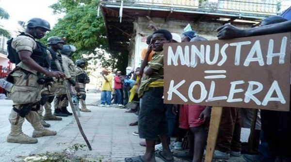 Още един протест в Порт-о-Пренс–срещу "стабилизационната" мисия на ООН MINUSTAH. На плаката пише: "MINUSTAH = холера". Снимка: Resumen Latinoamericano