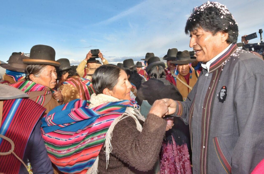 Ево Моралес продължава да е горещо обичан от индианското население в Боливия. Снимка: CubaSi