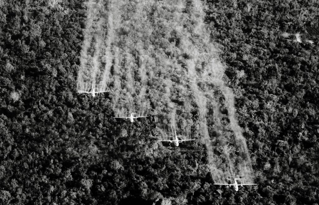 Американски самолети сипят отрови над виетнамските джунгли, в които се крият партизаните. И до днес в поразените тогава с дефолианти райони продължават да се раждат деца с малформации. Снимка: архив