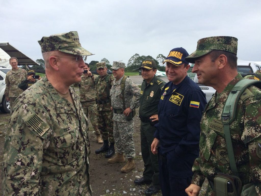 Шефът на Южното командване наармията на САЩ Курт Тайд (вляво) в приятелски разговор "на терен" с представители на различните родове войски в Колумбия. Снимка: Туитър