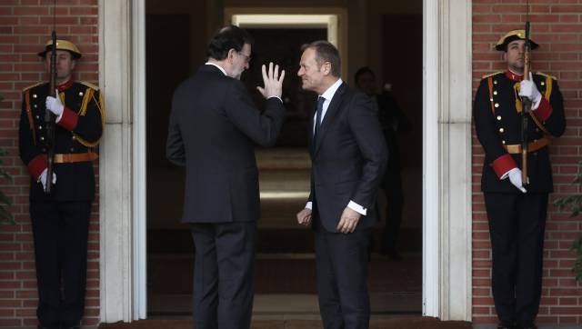 Мариано Рахой и председателят на Европейския съвет Доналд Туск на входа в правителствения дворец "Ла Монклоа" в Мадрид. Рахой винаги е отзивчив към Брюксел по общоевропейски теми, но за Косово е категоричен, че няма да отстъпи. Снимка: El Pais