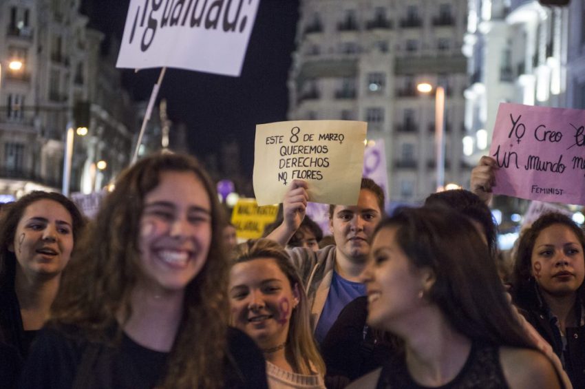 „Този 8 март искаме права, не цветя,” пише на лозунга в средата. Снимка: hacialahuelgafeminista