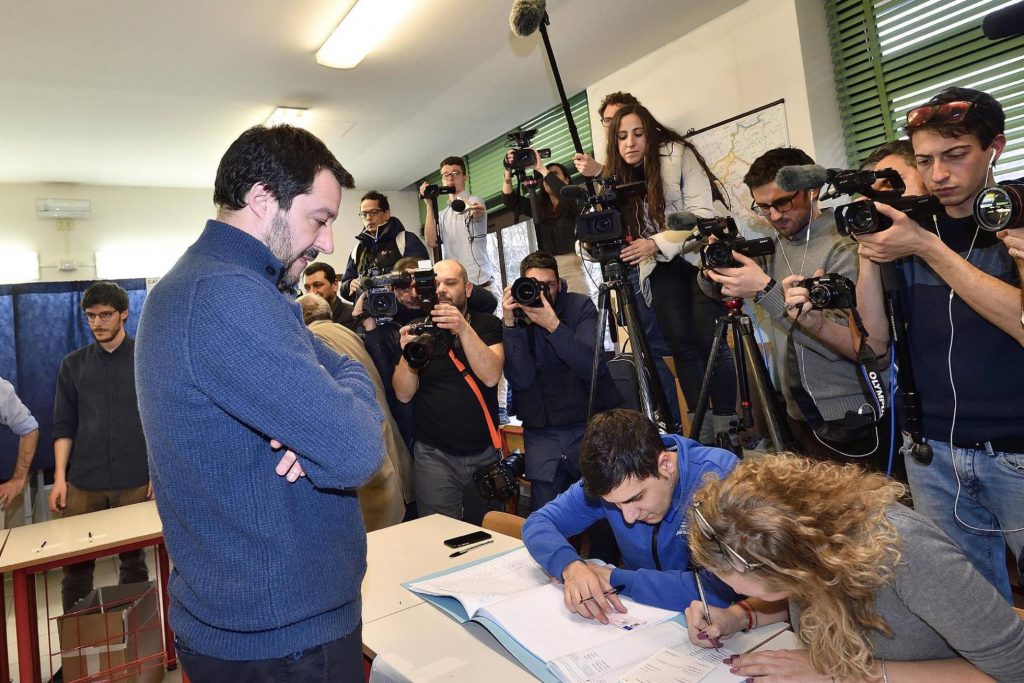 Водачът на Лигата Матео Салвини (изправен, в профил) е убеден, че премиерския пост се полага нему. Снимка: EFE