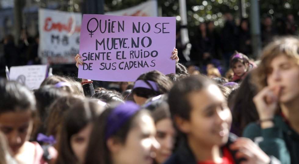"Който не се движи, не чува шума от веригите си"–такъв лозунг бе издигнат на женския протест в град Сан Себастиан. Снимка: El Pais