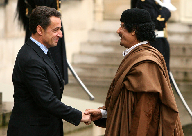 След като стана президент, в края на 2007 г. Саркози посрещна радушно Муамар Кадафи в Елисейския дворец в Париж. Снимка: Mediapart