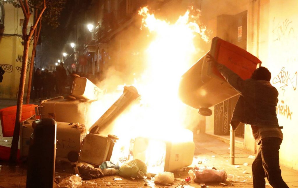 Бурни сблъсъци с полицията се разгоряха в мадридския квартал Лавапиес заради смърт на сенегалски имигрант. Снимка: EFE